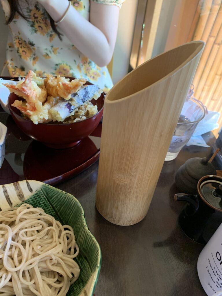 蕎麦湯の入った竹の器