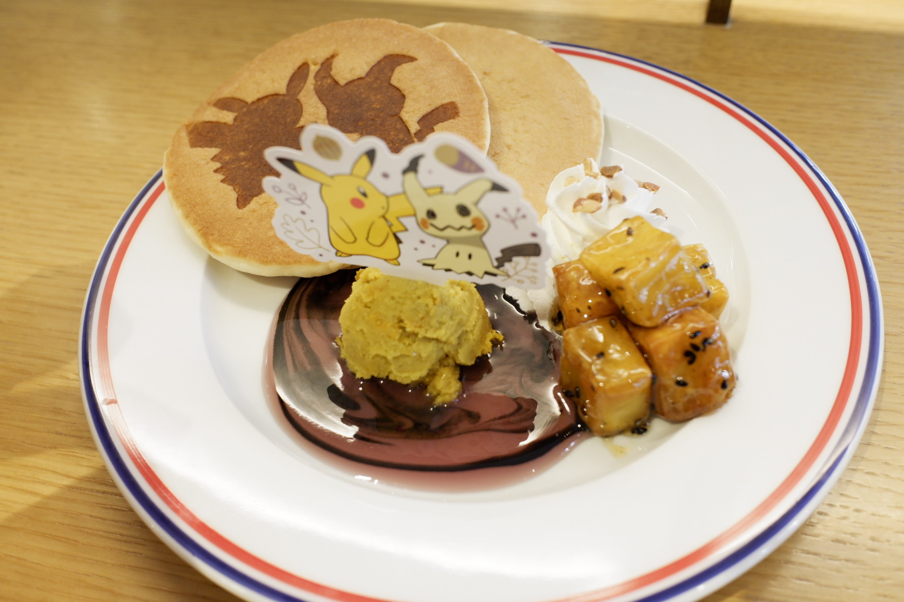 ピカチュウとミミッキュの"かげうち"さつま芋ナッツパンケーキ　1,700円（税込1,870円）