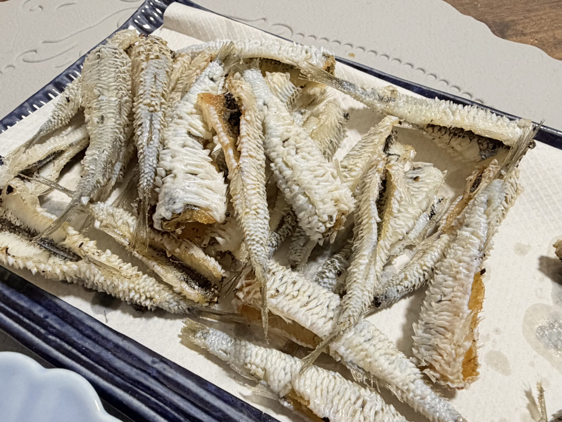 トウゴロイワシの素揚げ　鱗ごと